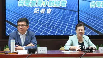 經濟部長王美花(右起)、次長曾文生13日出席「台電首賣小額綠電」記者會,會中宣布首批1000萬度將於10月底上架。(顏麟宇攝)