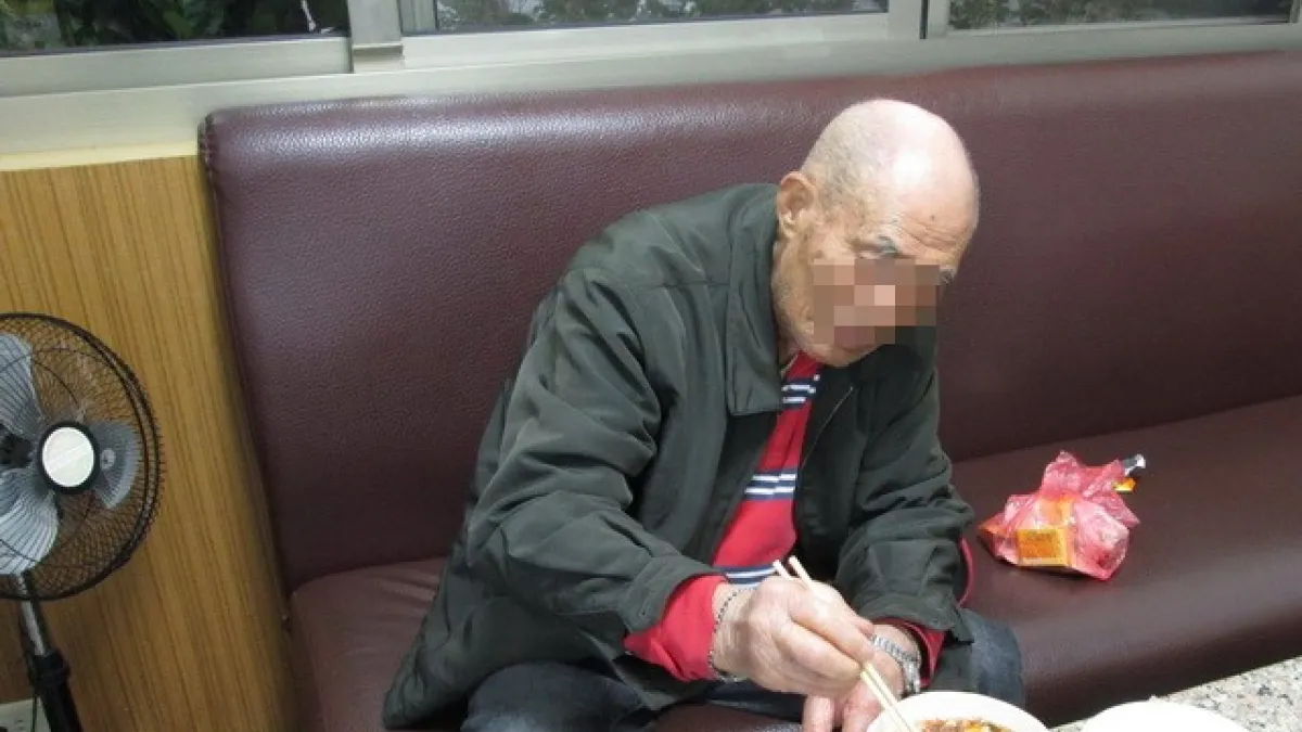 90歲翁流浪街頭 中市龍井警員發現協助