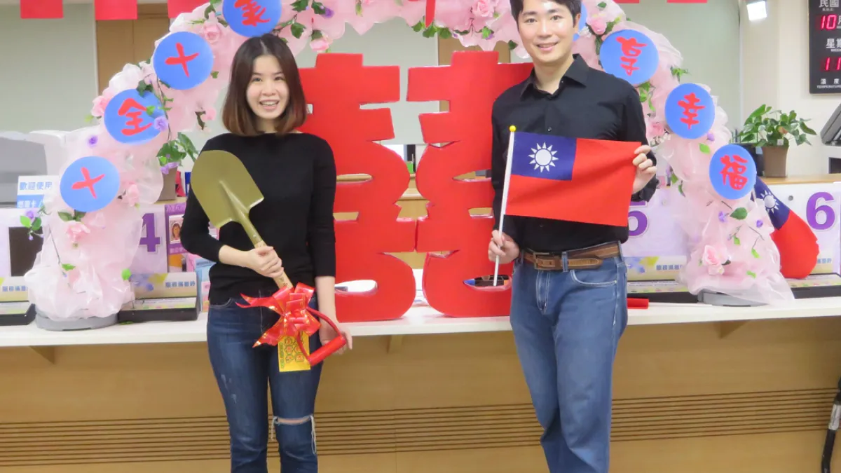 在中和戶所登記結婚的謝先生與太太收到新北祝孕金鏟子希望能如願產子。(圖/新北市民政局提供)