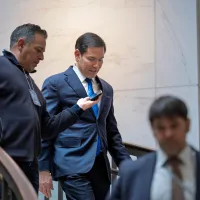 圖為美國國務卿馬可魯比歐於2026年3月3日星期二,在華盛頓國會大廈地下室的安全會議室,抵達為國會議員舉行的伊朗簡報會。(圖/AP) 圖為美國國務卿馬可魯比歐於2026年3月3日星期二,在華盛頓國會大廈地下室的安全會議室,抵達為國會議員舉行的伊朗簡報會。(圖/AP)
