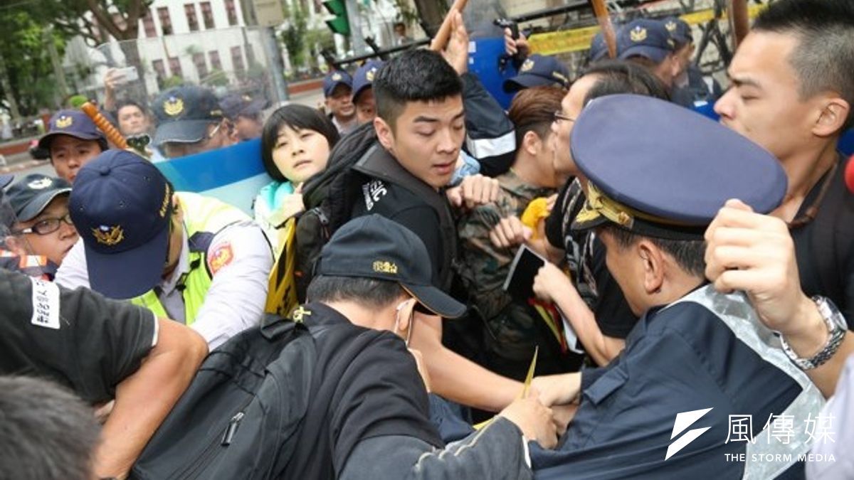 由日本前官房長官細田博之率領的「日台交換核能資訊訪問團」將於周五訪台,並將拜會馬英九總統。圖為4月22日在立法院前的反核四活動。(吳逸驊攝) 由日本前官房長官細田博之率領的「日台交換核能資訊訪問團」將於周五訪台,並將拜會馬英九總統。圖為4月22日在立法院前的反核四活動。(吳逸驊攝)