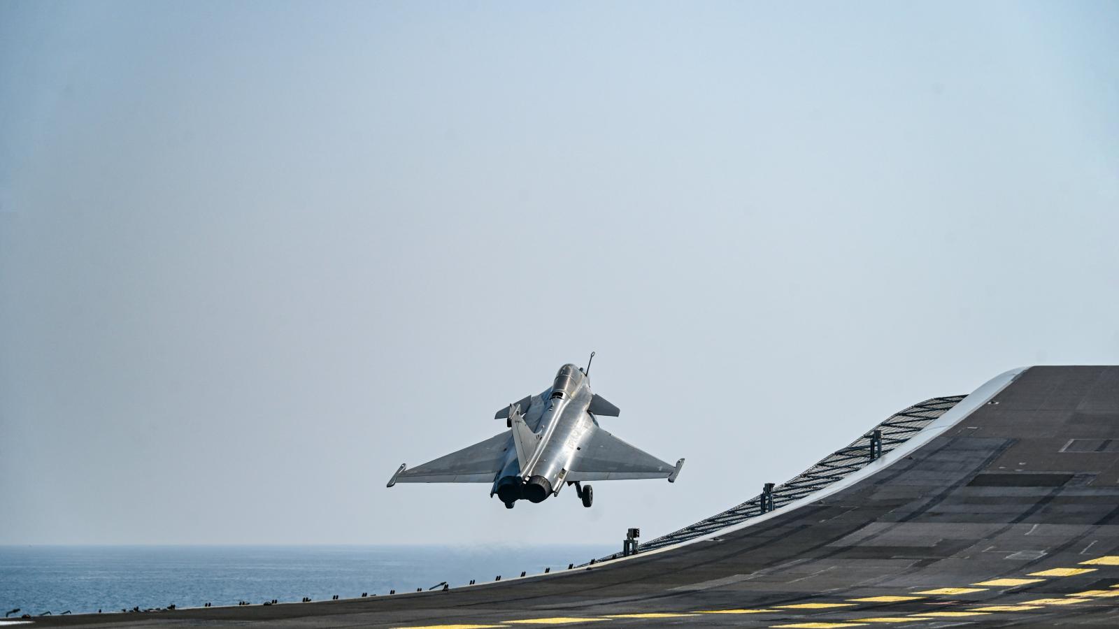 打破俄規米格29K限制!印度海軍測試飆風M型起降成功,新戰機讓航艦戰力大增
