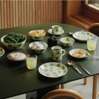 アラビアの名作「アピラ」が日本先行で復刻を遂げ、新アイテムと共に9月16日より再び食卓を彩る。(写真/Arabia PR事務局提供) アラビアの名作「アピラ」が日本先行で復刻を遂げ、新アイテムと共に9月16日より再び食卓を彩る。(写真/Arabia PR事務局提供)
