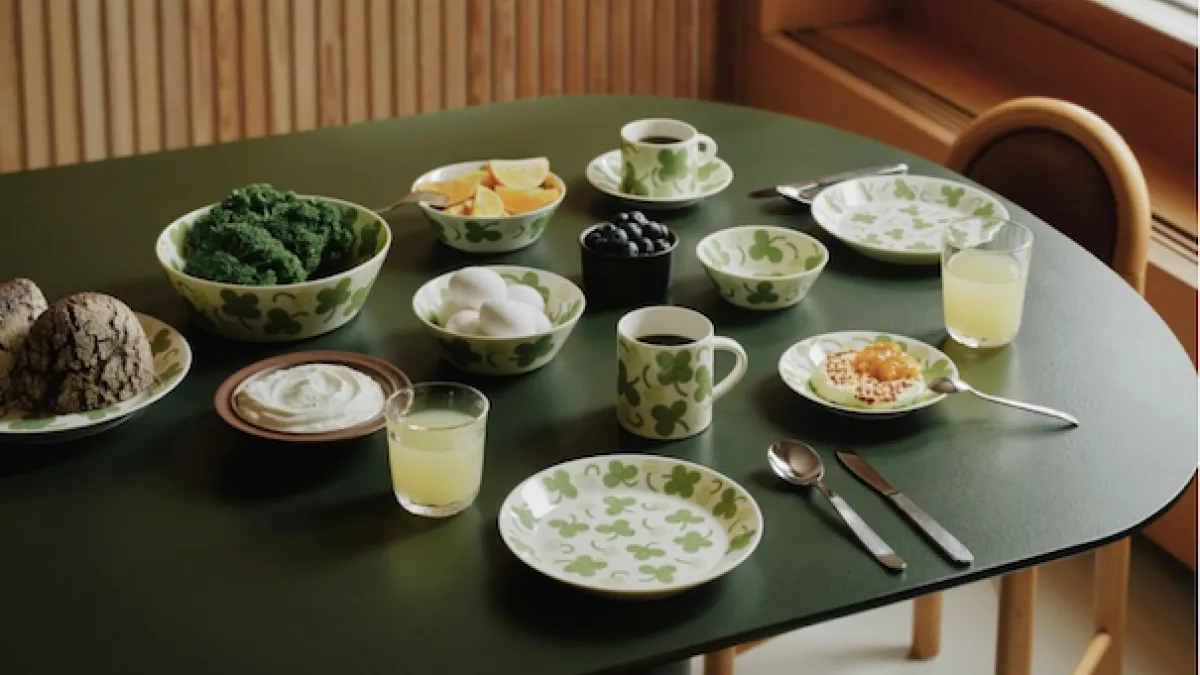 アラビアの名作「アピラ」が日本先行で復刻を遂げ、新アイテムと共に9月16日より再び食卓を彩る。(写真/Arabia PR事務局提供)