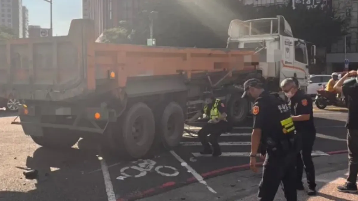 高雄21歲陳姓女子騎YouBike遭砂石車擦撞輾過。(圖/翻攝記者爆料網) 高雄21歲陳姓女子騎YouBike遭砂石車擦撞輾過。(圖/翻攝記者爆料網)