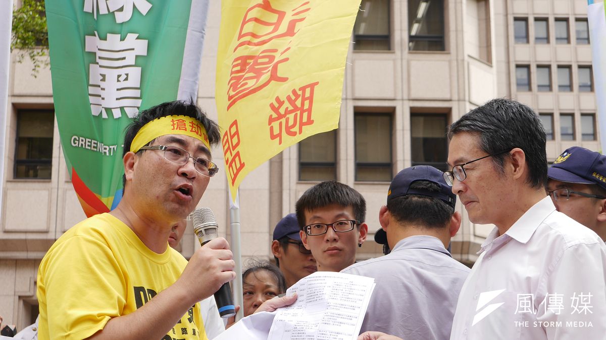 反南鐵東移自救會與多個聲援團體5日召開記者會,呼籲內政部長葉俊榮秉持過往的學術主張與道德良知,召開行政聽證程序。(洪與成攝) 反南鐵東移自救會與多個聲援團體5日召開記者會,呼籲內政部長葉俊榮秉持過往的學術主張與道德良知,召開行政聽證程序。(洪與成攝)