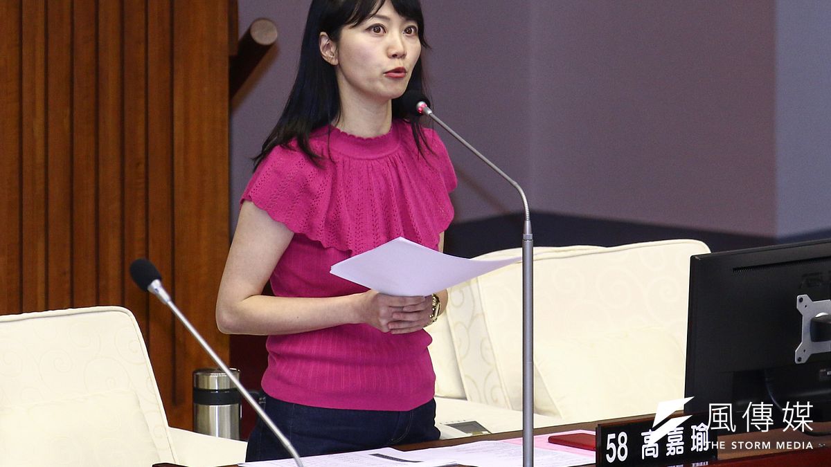 台北市議員高嘉瑜6日於市議會質詢時詢問台北市長柯文哲,若要選總統,市長備胎應具備什麼樣條件。(蔡親傑攝) 台北市議員高嘉瑜6日於市議會質詢時詢問台北市長柯文哲,若要選總統,市長備胎應具備什麼樣條件。(蔡親傑攝)