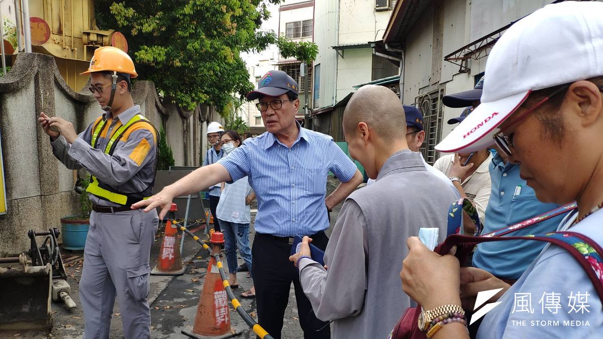 高雄市副市長李四川(中)前往淹水點,緊盯應急措施改善工程。(圖/徐炳文攝) 高雄市副市長李四川(中)前往淹水點,緊盯應急措施改善工程。(圖/徐炳文攝)