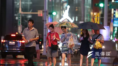 中央大學大氣科學系兼任副教授吳德榮表示,颱風假到底該不該放是縣市首長必須面對的問題,預報不會百分百正確,首長要有防災觀念。圖為昨台北街頭。(顏麟宇攝)