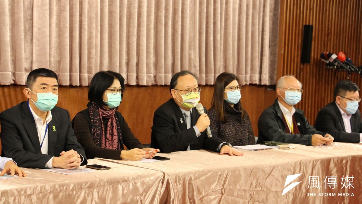 高雄線上跨年說明會,由副市長史哲(左3)親自主持,率相關局處首長說明相關措施。(圖/徐炳文攝) 高雄線上跨年說明會,由副市長史哲(左3)親自主持,率相關局處首長說明相關措施。(圖/徐炳文攝)