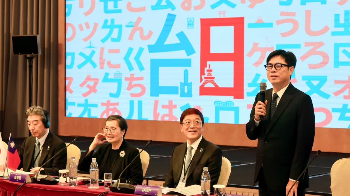 陳其邁市長(右起)、交通部觀光署副署長林信任、台灣觀光協會會長葉菊蘭、日本觀光振興協會山西健一郎會長等人共同出席第15屆「台日觀光高峰論壇」。(圖/高市府提供)