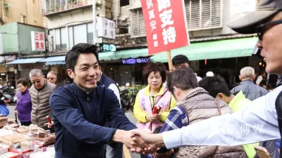 國民黨立委蔣萬安21日至長春市場謝票發放春聯。(簡必丞攝)