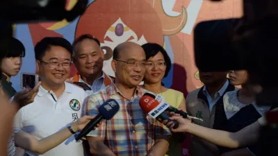 前行政院長蘇貞昌(中)表示,黨中央要用最大的誠意請台南市長賴清德市長來參選,「但如果賴市長不來選,深耕20年的吳秉叡(左),就是很適合的人選。」(蘇巧慧辦公室提供)