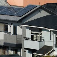 日本政府は製造業者と輸入業者がリサイクル費用を分担する構想を初期段階で検討。しかし、太陽光パネルは使用年限が長いため、廃棄が必要になる頃には一部の海外製造業者が既に倒産している可能性があり、制度失効の恐れがある。(風傳媒資料写真) 日本政府は製造業者と輸入業者がリサイクル費用を分担する構想を初期段階で検討。しかし、太陽光パネルは使用年限が長いため、廃棄が必要になる頃には一部の海外製造業者が既に倒産している可能性があり、制度失効の恐れがある。(風傳媒資料写真)