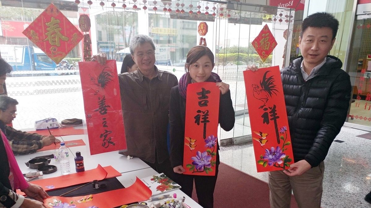 書畫學會新春活動 邀大師揮毫贈民眾春聯 書畫學會新春活動 邀大師揮毫贈民眾春聯