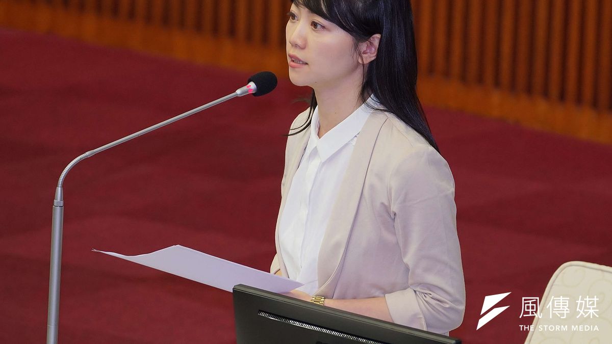 台北市議員高嘉瑜(見圖)質疑,高雄市長韓國瑜有空拿水果刀切水果,卻沒空幫被韓粉灌爆臉書的新北市長侯友宜說話?(資料照,盧逸峰攝) 台北市議員高嘉瑜(見圖)質疑,高雄市長韓國瑜有空拿水果刀切水果,卻沒空幫被韓粉灌爆臉書的新北市長侯友宜說話?(資料照,盧逸峰攝)