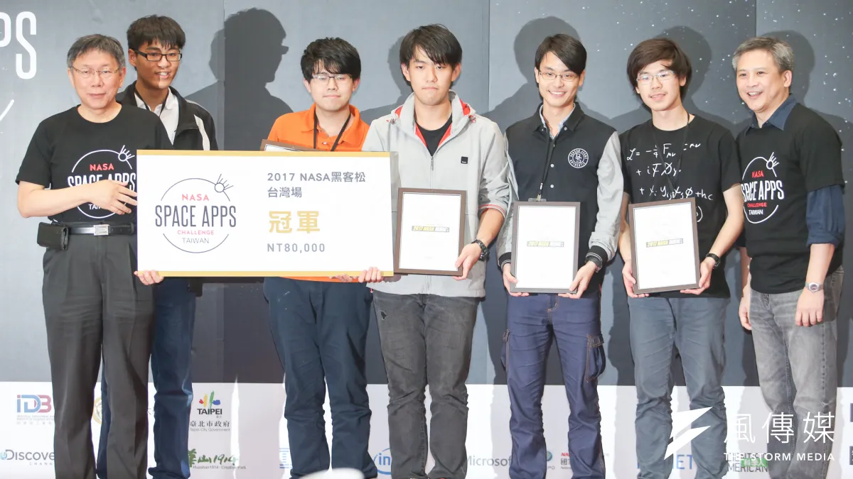 蘇宥辰、呂佳軒、宋元堯、毛弘仁、陳凱風5位來自台大、均齡不滿20的學生,奪下2017 NASA黑客松台灣冠軍,台北市長柯文哲、美國在台協會處長處長梅健華出席頒獎。(陳明仁攝)