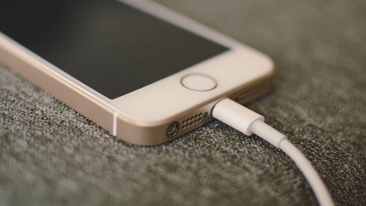 手機充電到多少最好?專家曝延長壽命最佳電量,「3大NG習慣」加速老化壞很快