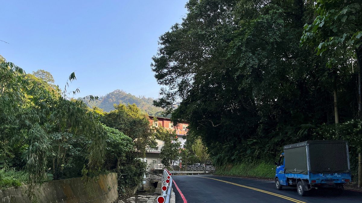 施工後邊坡穩定並拓寬堤頂道路為雙向道增加行車安全。(圖/新北市水利局提供) 施工後邊坡穩定並拓寬堤頂道路為雙向道增加行車安全。(圖/新北市水利局提供)