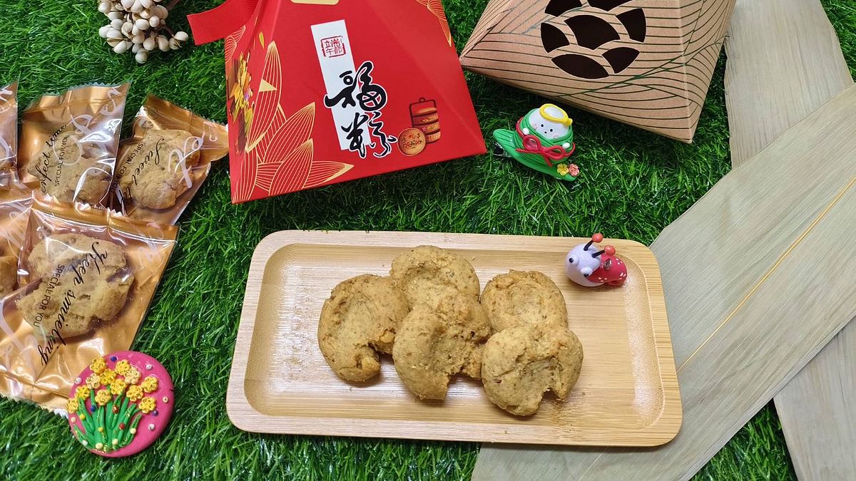 台南市安安社會福利發展協會推出三款端午限定「福粽桃酥禮盒」、「福粽脆餅禮盒」、「端午文創禮盒」,製作與烘烤皆由身心障礙青年一手包辦。(圖/勞動力發展署雲嘉南分署提供) 台南市安安社會福利發展協會推出三款端午限定「福粽桃酥禮盒」、「福粽脆餅禮盒」、「端午文創禮盒」,製作與烘烤皆由身心障礙青年一手包辦。(圖/勞動力發展署雲嘉南分署提供)