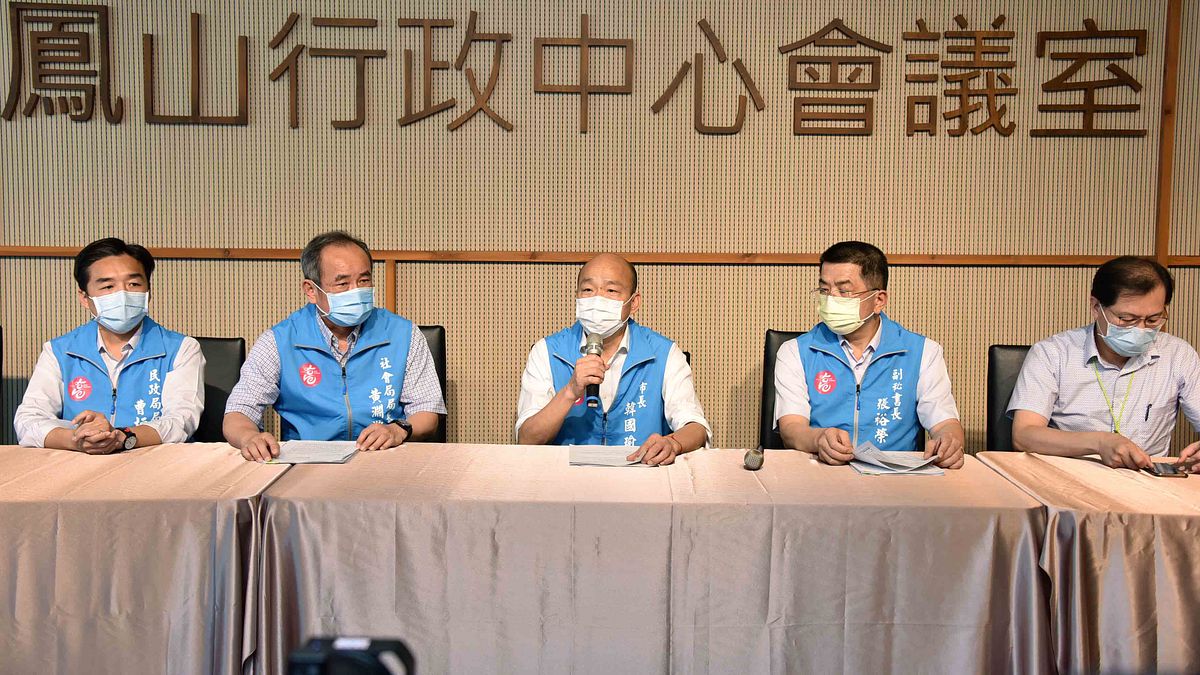 高雄市長韓國瑜(中)今(6)日出席記者會時表示,受理民眾紓困申請應以「認定從寬、資料從簡、發放從速」3大原則。(資料照,高雄市政府提供) 高雄市長韓國瑜(中)今(6)日出席記者會時表示,受理民眾紓困申請應以「認定從寬、資料從簡、發放從速」3大原則。(資料照,高雄市政府提供)