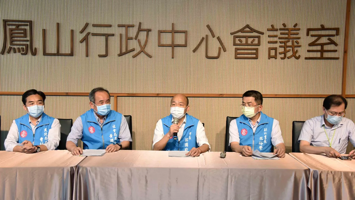 高雄市長韓國瑜(中)今(6)日出席記者會時表示,受理民眾紓困申請應以「認定從寬、資料從簡、發放從速」3大原則。(資料照,高雄市政府提供)