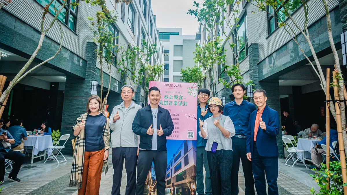 帝闊大隱舉行春之饗宴音樂派對,右起銷售團隊王英吉總經理、建築師團隊、羅時儒協理、劉峻彰建築師、張玉梅董事長於活動上合影。(圖/帝闊大隱提供)