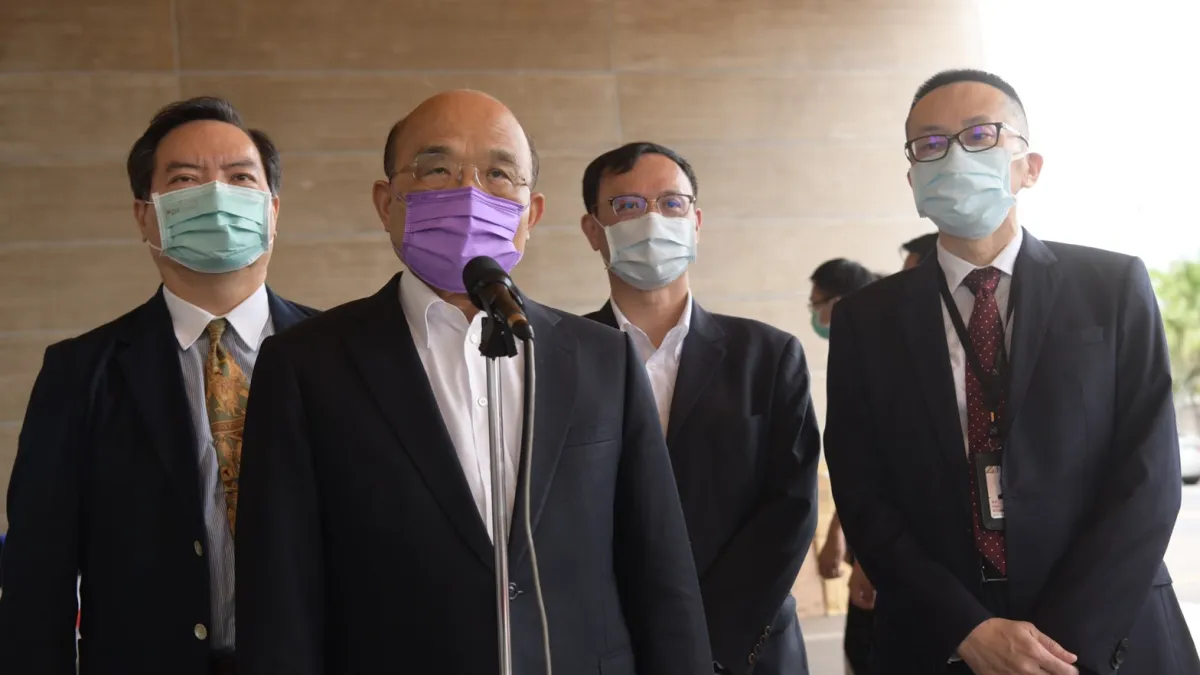 行政院長蘇貞昌28日前往桃園市視察冷鏈倉儲及疫苗檢驗封緘流程。(行政院提供)
