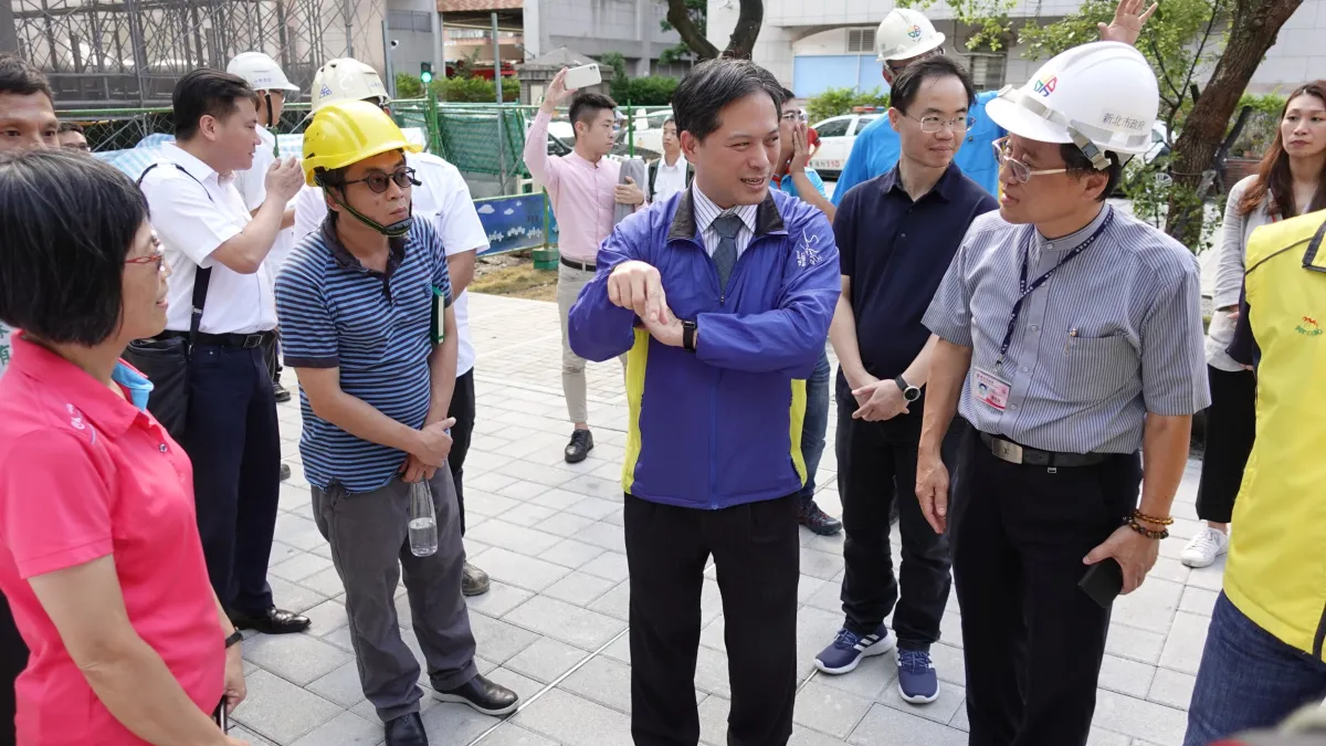 新北市副市長吳明機10月1日至瑞芳圖書館新建工地視察施工進度,期許施工團隊能如期如質於明年完工。 (圖/新北市工務局提供)