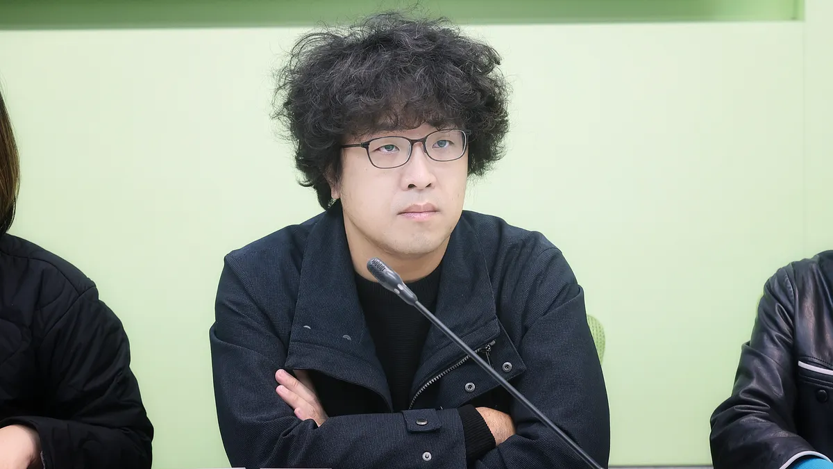 民進黨立委沈伯洋日前晚間與家人外出散步時,遇到陌生男子以手機強光照射並以不當言語挑釁。(柯承惠攝) 民進黨立委沈伯洋日前晚間與家人外出散步時,遇到陌生男子以手機強光照射並以不當言語挑釁。(柯承惠攝)