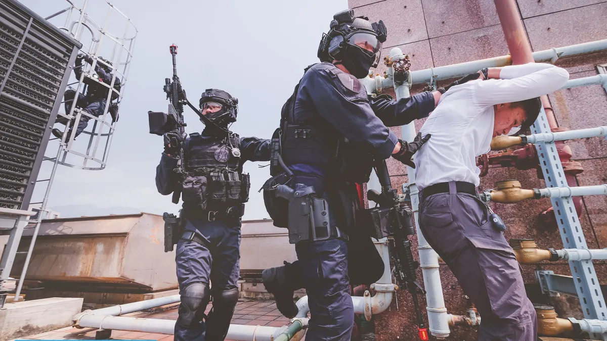 警政署演習、特警展開漫長的限制空間戰鬥過程,最終逮捕恐怖份子。(資料照,取自NPA署長室臉書)