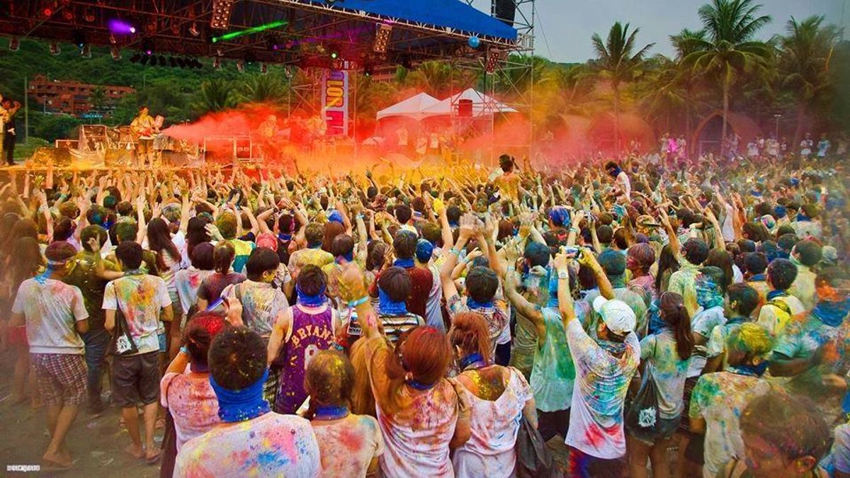 台灣戶外活動使用彩色粉末,近年來蔚然成風,但也引發公安問題(取自臉書) 台灣戶外活動使用彩色粉末,近年來蔚然成風,但也引發公安問題(取自臉書)