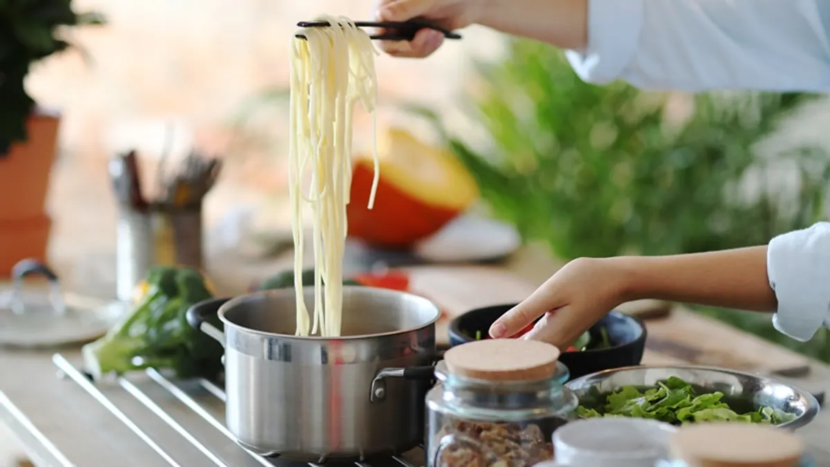 煮義大利麵前,先將麵條用水浸泡,就能輕鬆煮出彈牙口感。(示意圖/取自freepik) 煮義大利麵前,先將麵條用水浸泡,就能輕鬆煮出彈牙口感。(示意圖/取自freepik)
