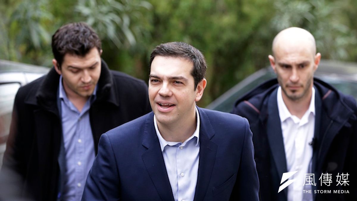 希臘還了一筆貸款,但警報仍未解除。圖為希臘總理齊普拉斯(中)終於可以鬆一口氣。(美聯社) 希臘還了一筆貸款,但警報仍未解除。圖為希臘總理齊普拉斯(中)終於可以鬆一口氣。(美聯社)