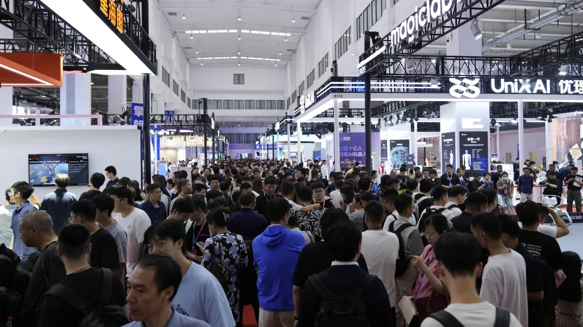 參觀者抵達中國北京2025世界機器人大會首日會場。(資料照,美聯社)