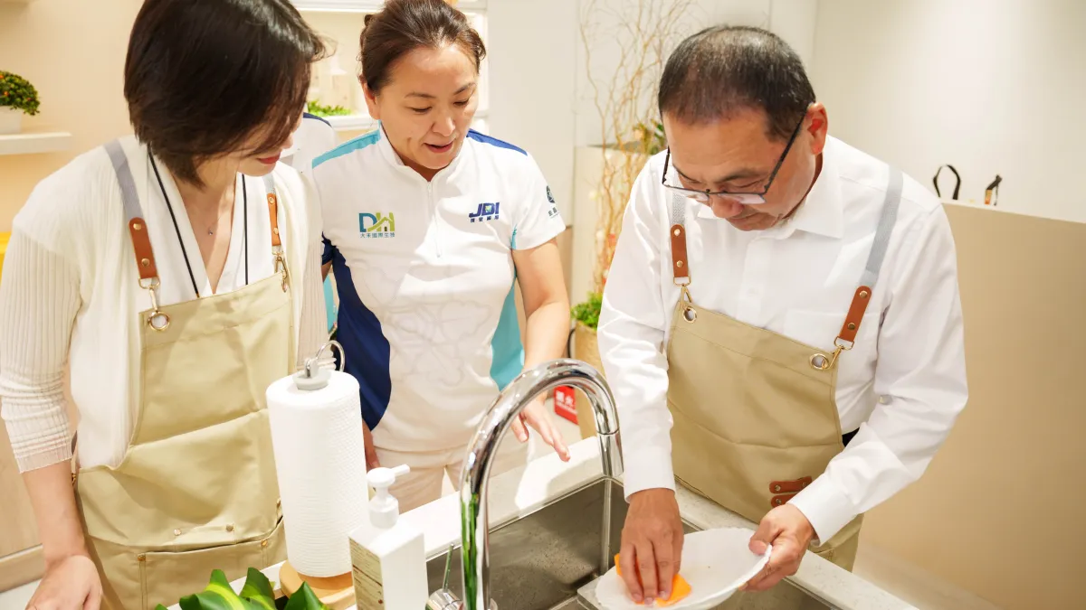 市長侯友宜進行「WASHWISE聰明洗」環保無毒的洗滌體驗。(圖/新北市青年局提供)