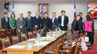 民眾黨立委陳昭姿(右一)5日於黨團協商合照時,對民進黨總召柯建銘針對「立法院長選舉廢票」一事大聲質問。(資料照,顏麟宇攝)