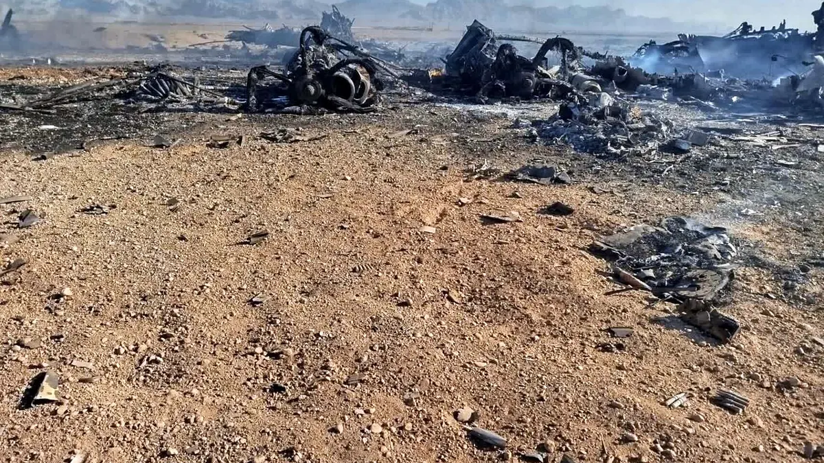 這張由伊朗革命衛隊提供的照片顯示,一架美軍運輸機和兩架參與救援行動的直升機在伊朗伊斯法罕省墜毀。(美聯社)