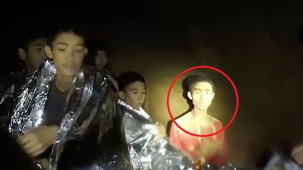 泰北清萊青少年足球隊的隊員阿杜英語流利,擔任國際救援隊與足球隊員之間的口譯(取自網路)