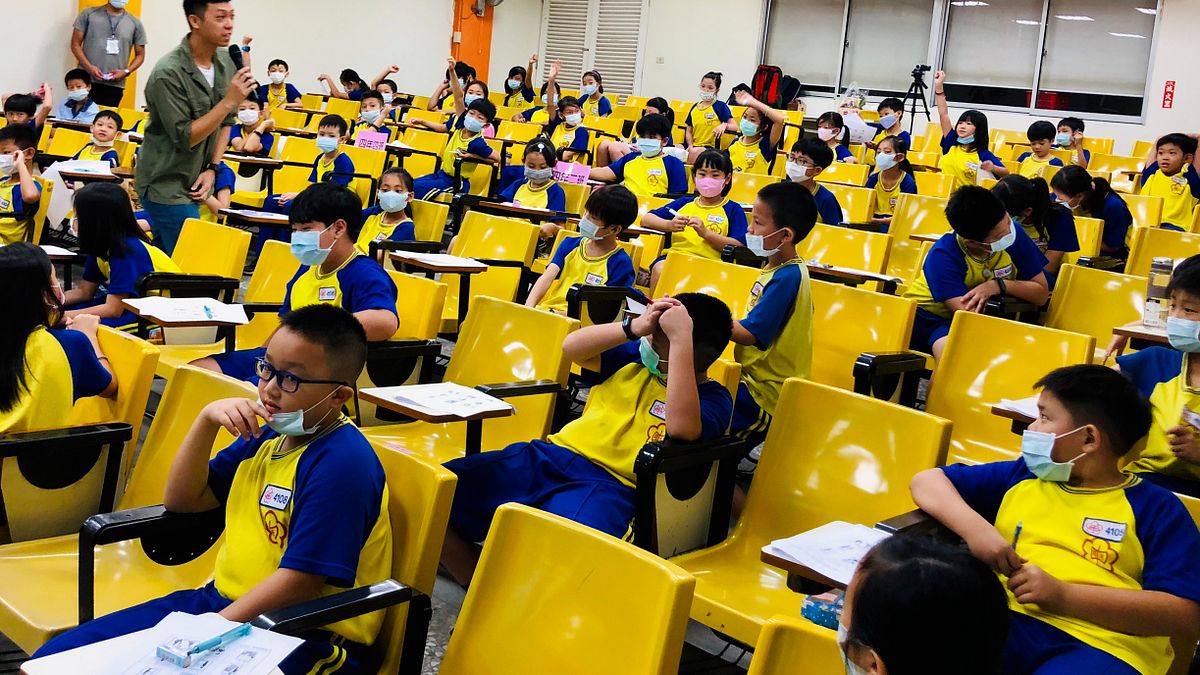 台中市府環保局到學校向小朋友進行「優質如廁文化宣導活動」,教導國光國小4年級孩童學習如廁禮儀觀念。(圖/臺中市政府提供) 台中市府環保局到學校向小朋友進行「優質如廁文化宣導活動」,教導國光國小4年級孩童學習如廁禮儀觀念。(圖/臺中市政府提供)