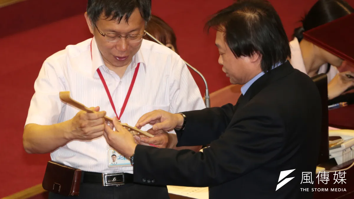 台北市長柯文哲(左)市政總質詢,市議員王世堅送他一隻抓癢棒。(余志偉攝)