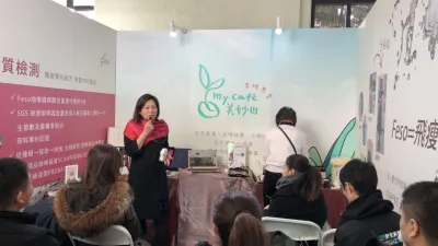 北京國際營養健康博覽會中,緬田品總經理黃秋凌介紹Feso咖啡,在場民眾直呼是不一樣的感受。(圖/緬田品提供)