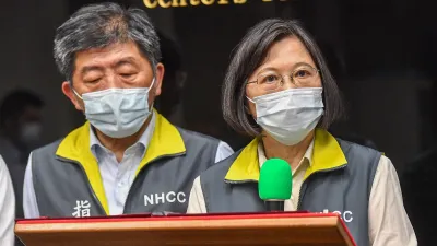 疫情失控打亂了民進黨政府原本預定的疫苗供應節奏,總統蔡英文為此親自跨國調疫苗。(資料照片,指揮中心提供)