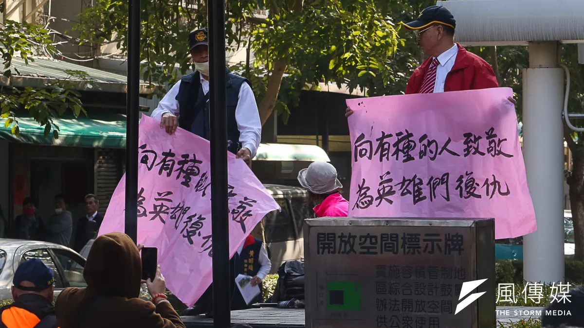 反年金改革團體「八百壯士」立法院抗爭 。(陳明仁攝)