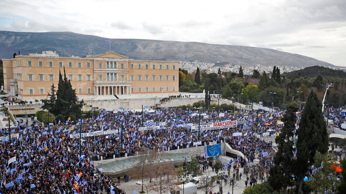 希臘國會大廈外聚集大批民眾抗議。(美聯社) 希臘國會大廈外聚集大批民眾抗議。(美聯社)