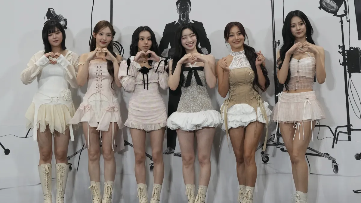 2024年8月30日,K-pop女團Twice在KBS紀錄片活動前合影留念。(美聯社)