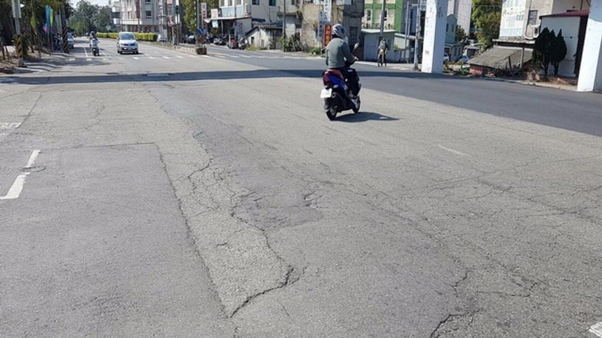 台中大肚道路坑疤不斷 建設局進行路平專案護交安 台中大肚道路坑疤不斷 建設局進行路平專案護交安