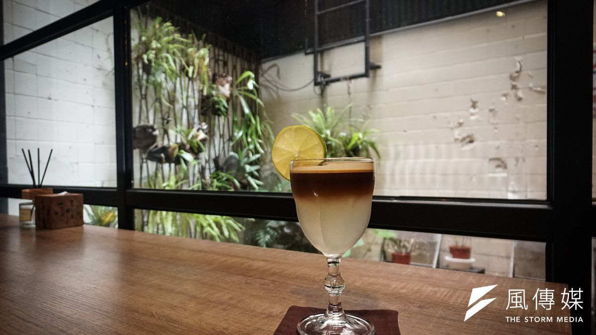 「做這些事,比每天看營業額有興趣多了。」名牌冰淇淋、知名排隊日本料理、藝術創作,人們總認為貧窮人不應擁有這些,但她在乎「吃飽」以外的心靈富足,嚐了好吃的東西以後總會有努力的動力,「希望他們開心...」(蔡親傑攝) 「做這些事,比每天看營業額有興趣多了。」名牌冰淇淋、知名排隊日本料理、藝術創作,人們總認為貧窮人不應擁有這些,但她在乎「吃飽」以外的心靈富足,嚐了好吃的東西以後總會有努力的動力,「希望他們開心...」(蔡親傑攝)