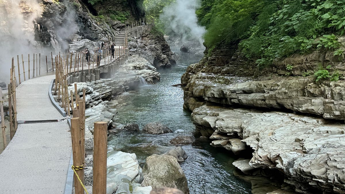 小安峽最著名的景點「大噴湯」,就像仙境一樣,是非常值得到此一遊的景點。(劉芯衣攝) 小安峽最著名的景點「大噴湯」,就像仙境一樣,是非常值得到此一遊的景點。(劉芯衣攝)