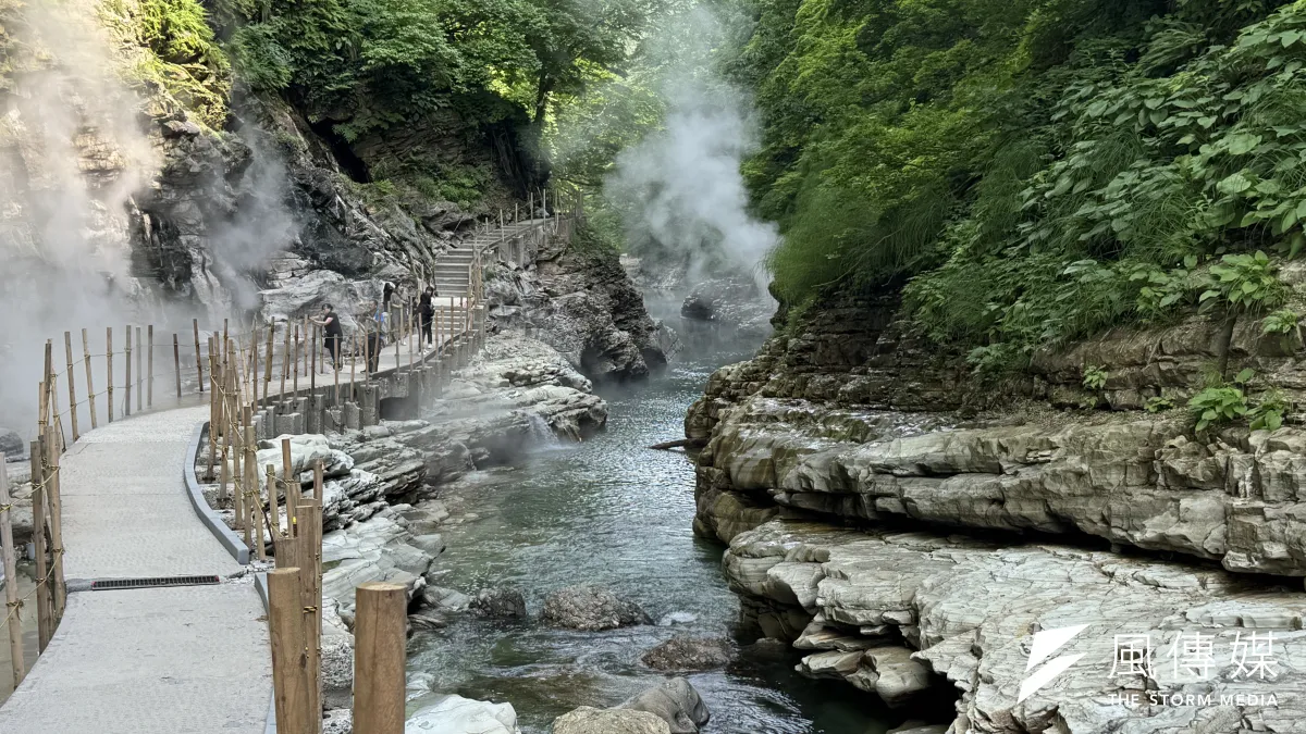 小安峽最著名的景點「大噴湯」,就像仙境一樣,是非常值得到此一遊的景點。(劉芯衣攝)